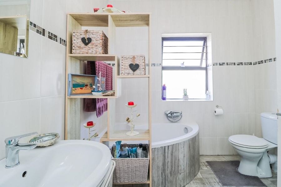 To Let 4 Bedroom Property for Rent in Admirals Park Western Cape